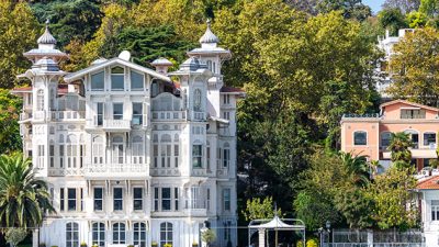 İstanbul’un dört bir yanında yükselen ihtişamlı köşkler, sadece mimarileriyle değil,