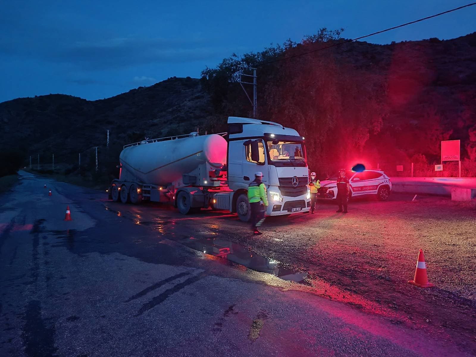 Yozgat İl Jandarma Komutanlığı ekipleri, yük taşıyan araçlara yönelik gerçekleştirdiği