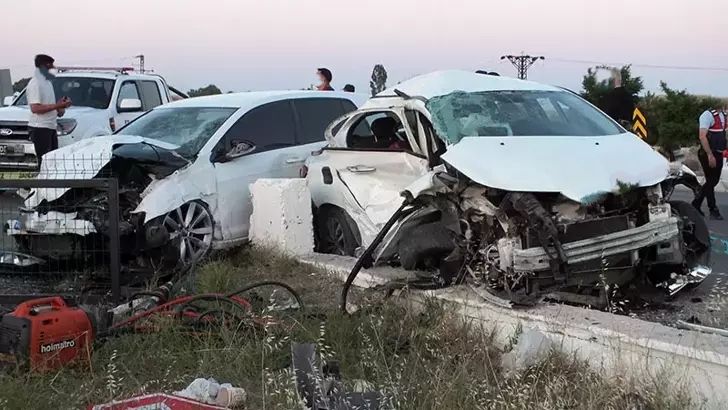 Şerit değiştirmeye çalışan hafif ticari araca, arkadan gelen kamyon çarptı.