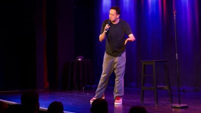 Başarılı oyuncu Sarp Apak, “Tek Kişilik Gösteri” oyununu Londra‘da Leicester