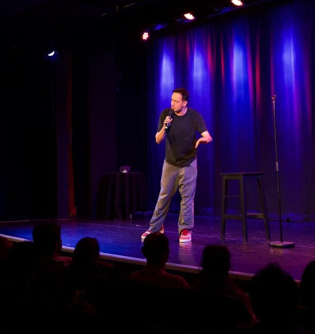 Başarılı oyuncu Sarp Apak, “Tek Kişilik Gösteri” oyununu Londra‘da Leicester