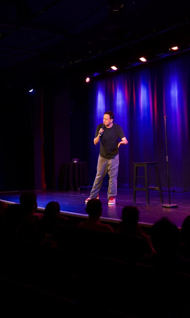 Başarılı oyuncu Sarp Apak, “Tek Kişilik Gösteri” oyununu Londra‘da Leicester