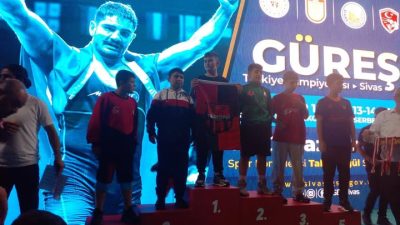 Şefaatli Atatürk Ortaokulu öğrencisi Hamza Gül, Grekoromen stil 57 kiloda