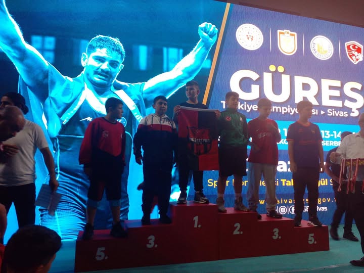 Şefaatli Atatürk Ortaokulu öğrencisi Hamza Gül, Grekoromen stil 57 kiloda