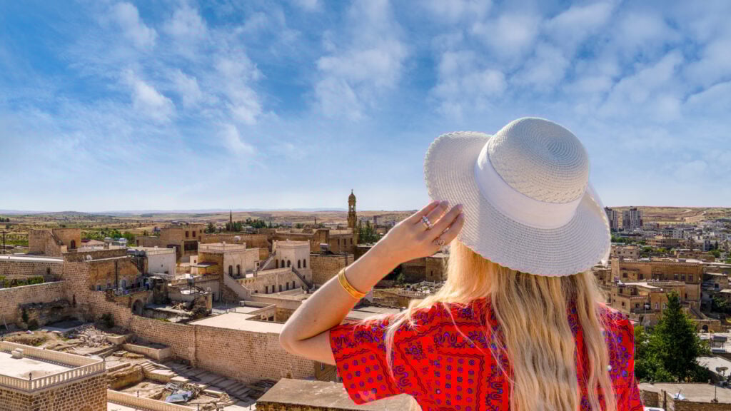 Taş evleriyle geçmişin izini süreceğin, kadim manastırlarıyla huzura doyacağın, lezzetli