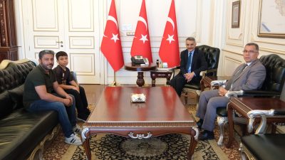 Vali Mehmet Ali Özkan, bursluluk sınavında tam puan alarak Türkiye