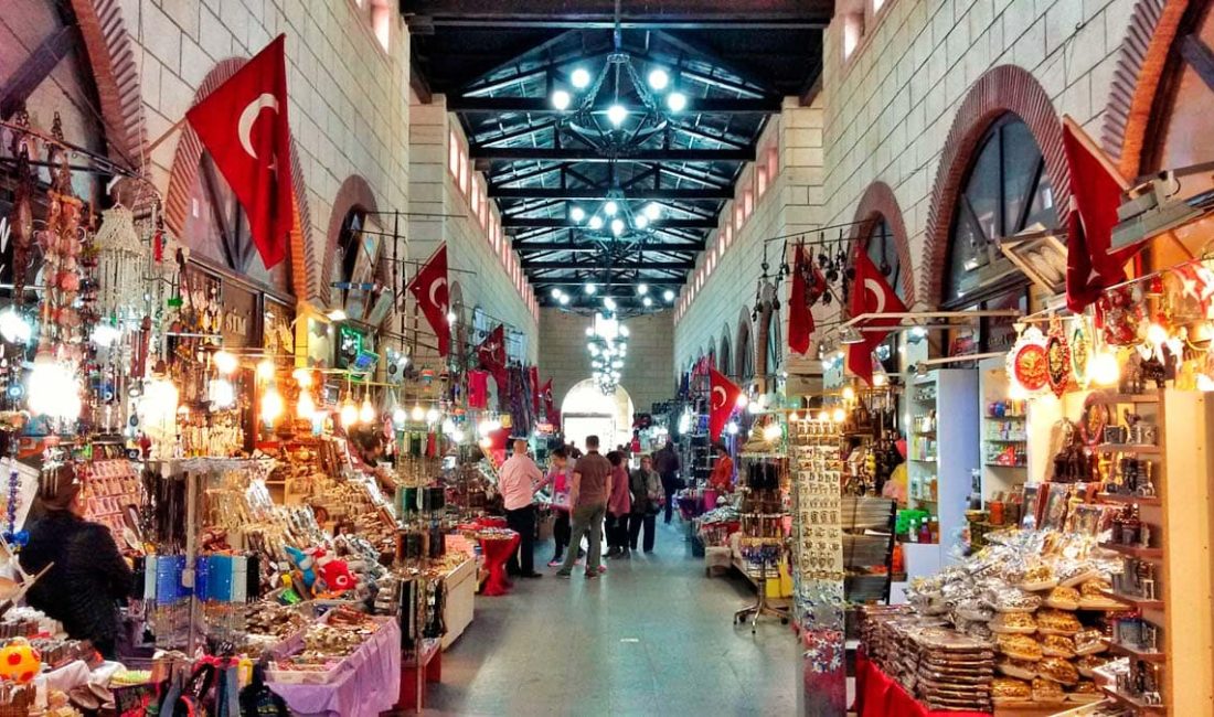 İstanbul, iki kıtayı birleştiren canlı ve hareketli bir şehir olarak,