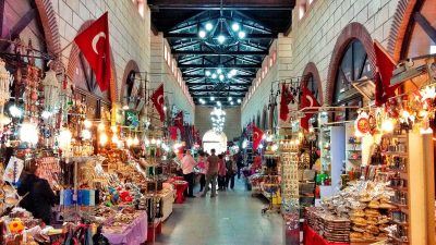 İstanbul, iki kıtayı birleştiren canlı ve hareketli bir şehir olarak,
