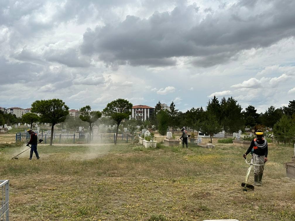 Boğazlıyan’da bayram öncesi mezarlık temizlik ve düzenleme çalışmaları titizlikle sürüyor.