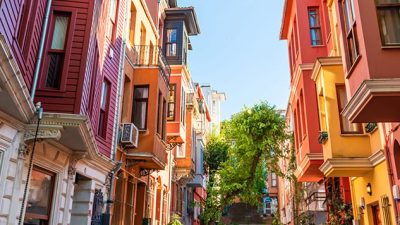 İstanbul’un Anadolu Yakası’nda, Boğaziçi’nin en nadide semtlerinden biri olan Kuzguncuk,