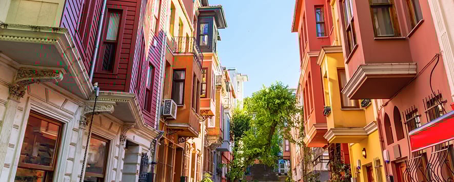 İstanbul’un Anadolu Yakası’nda, Boğaziçi’nin en nadide semtlerinden biri olan Kuzguncuk,