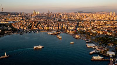 Kadıköy, İstanbul’un tarihi ve kültürel zenginliklerini modern yaşamla harmanlayan, genç