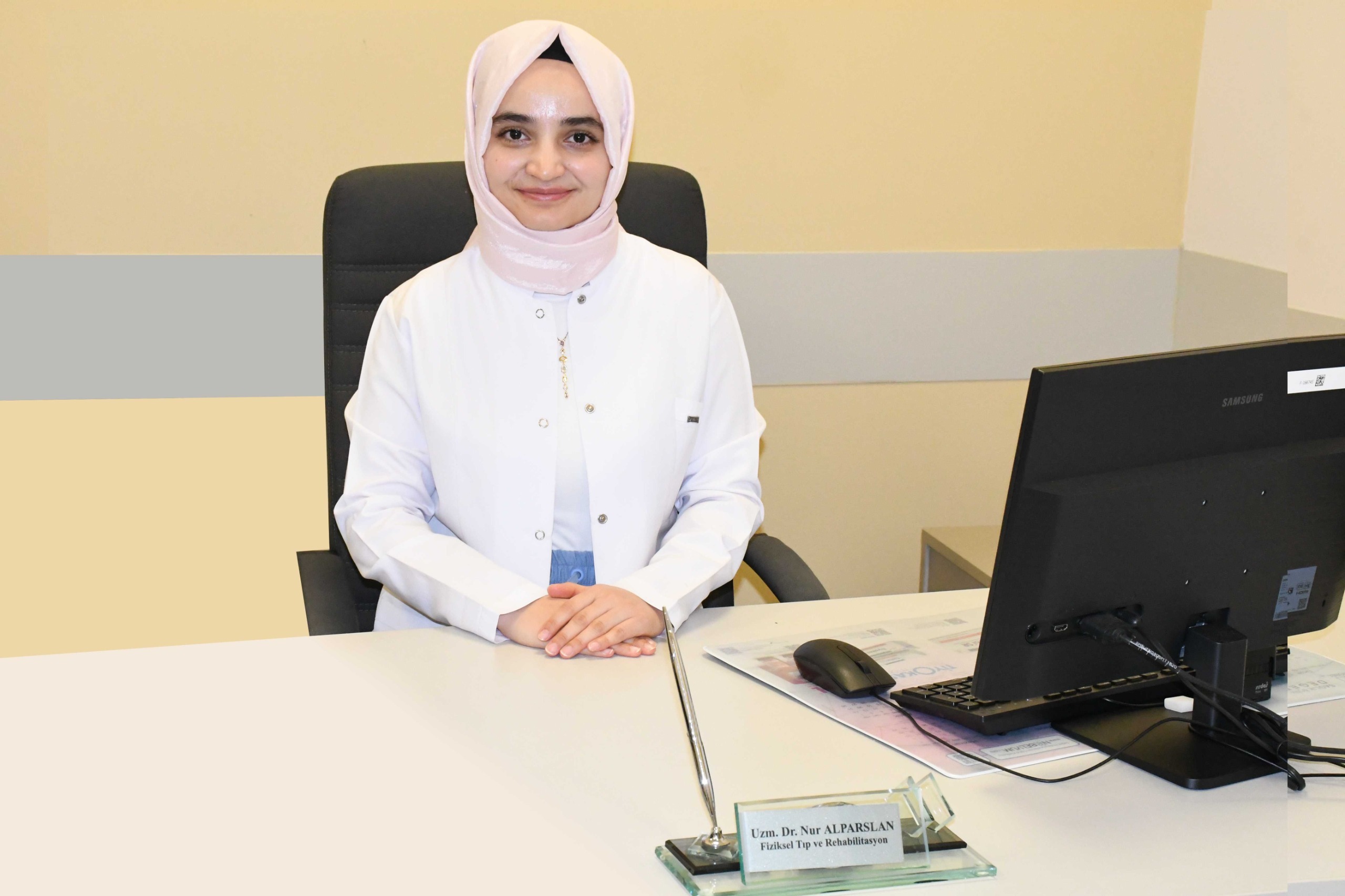 Yozgat Şehir Hastanesi Uzmanı Dr. Nur Alparslan, omurga eğriliği olan