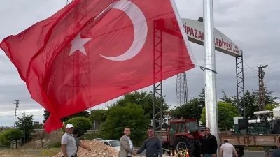 Belediye Başkanı Mustafa Özer, Türk bayrağının Yenipazar’a yakıştığını belirtti.