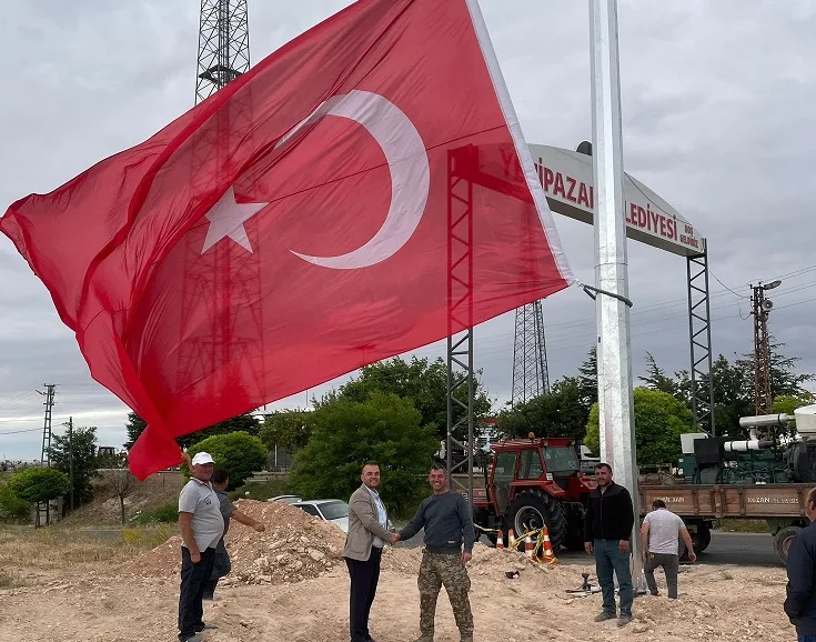 Belediye Başkanı Mustafa Özer, Türk bayrağının Yenipazar’a yakıştığını belirtti.