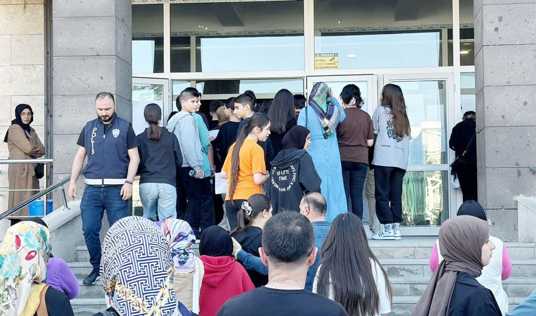 Yozgat’ta Liselere Geçiş Sistemi (LGS) kapsamındaki merkezi sınav heyecanı yaşandı.