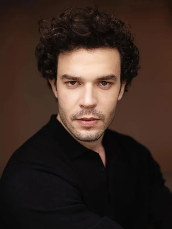 Ay Yapım’ın senaryosunu Yeşim Aslan’ın yazdığı Sevdiğim Sensin dizisinin başrol