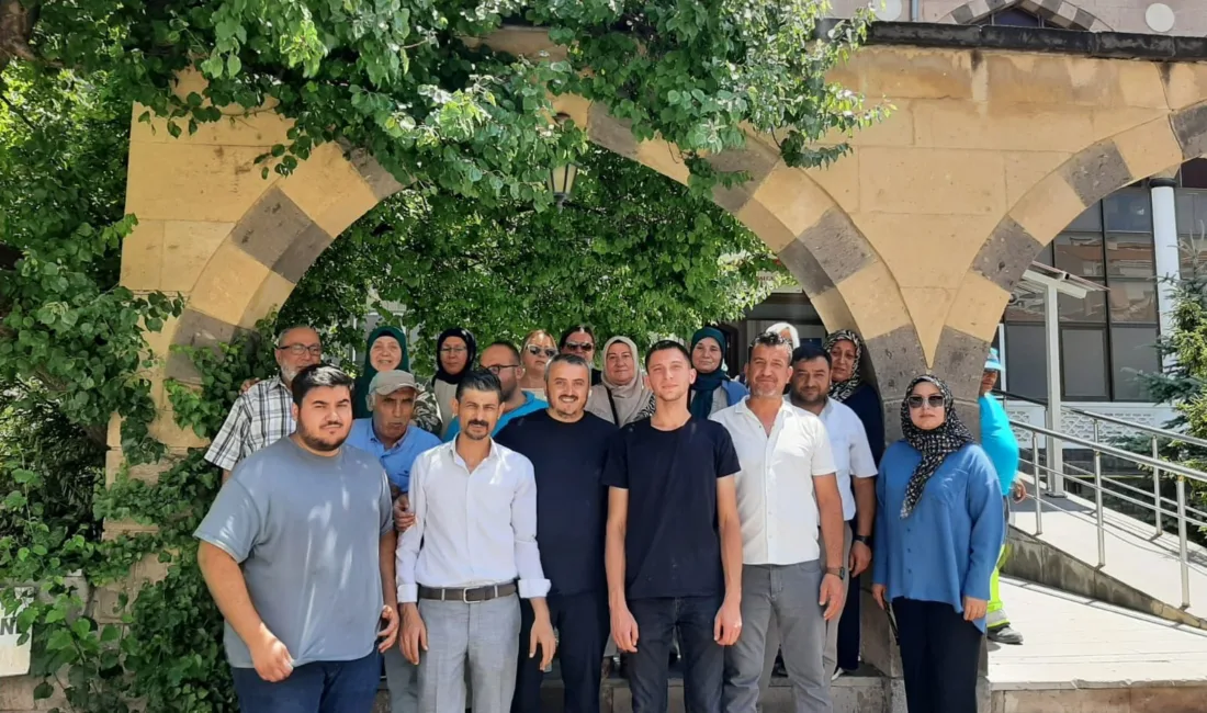 Boğazlıyan’da AK Parti teşkilatı, Aşure Günü’nde vatandaşlara aşure ikram ederek