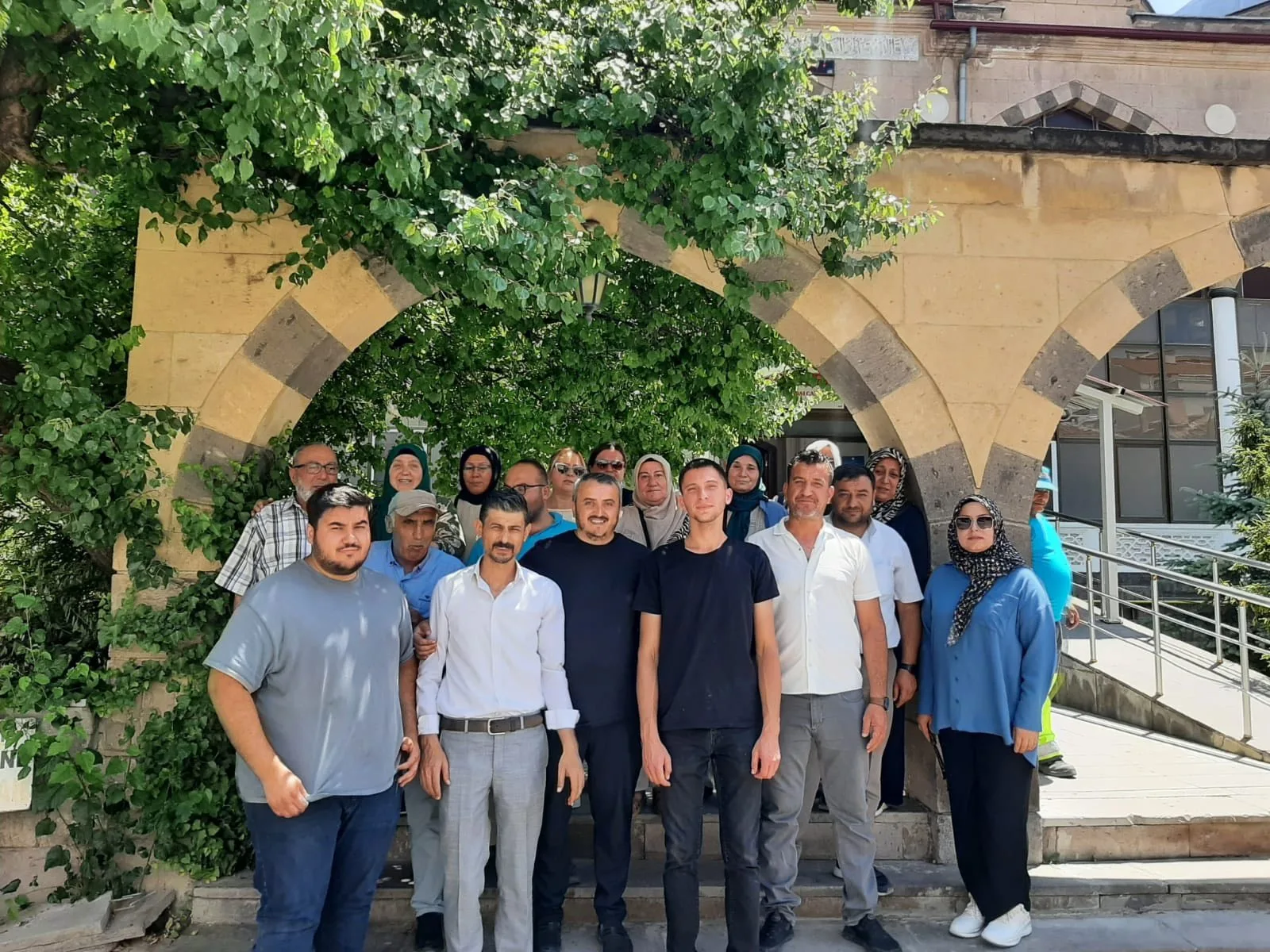 Boğazlıyan’da AK Parti teşkilatı, Aşure Günü’nde vatandaşlara aşure ikram ederek