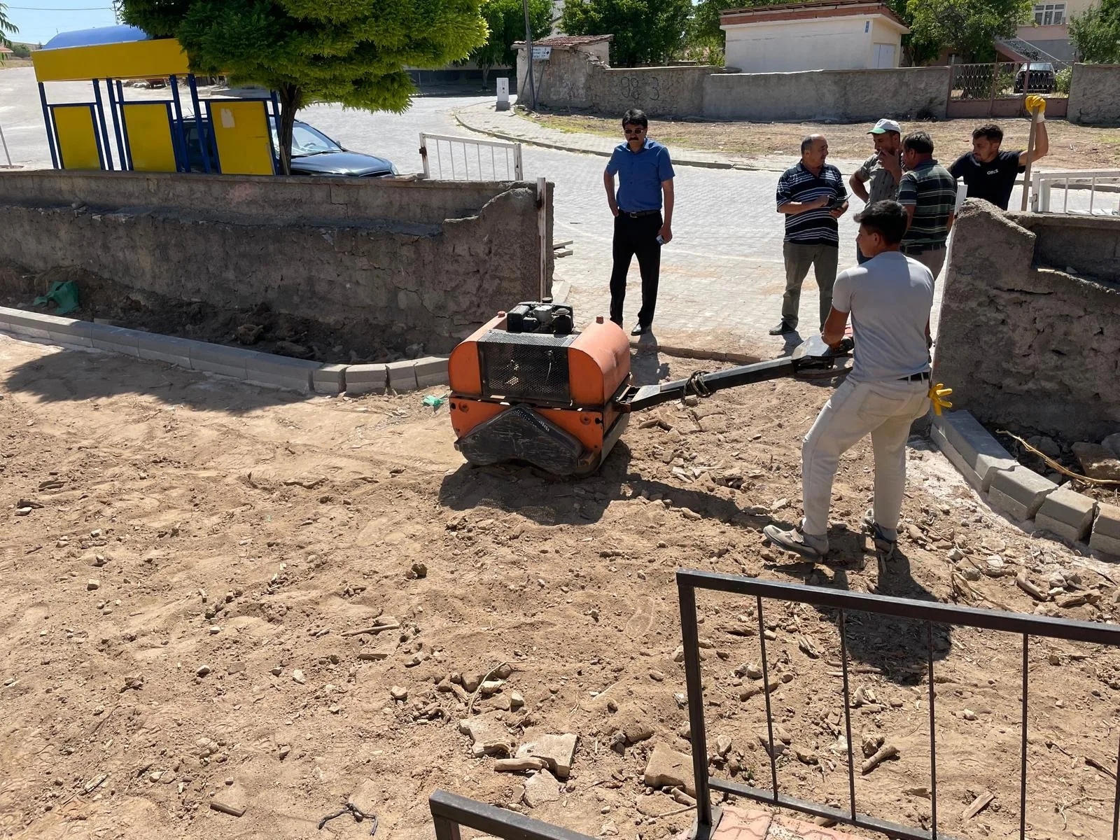 Sırçalı Kasabası’nda çocuk oyun parklarının bakımı ve sağlık evi bahçesinin