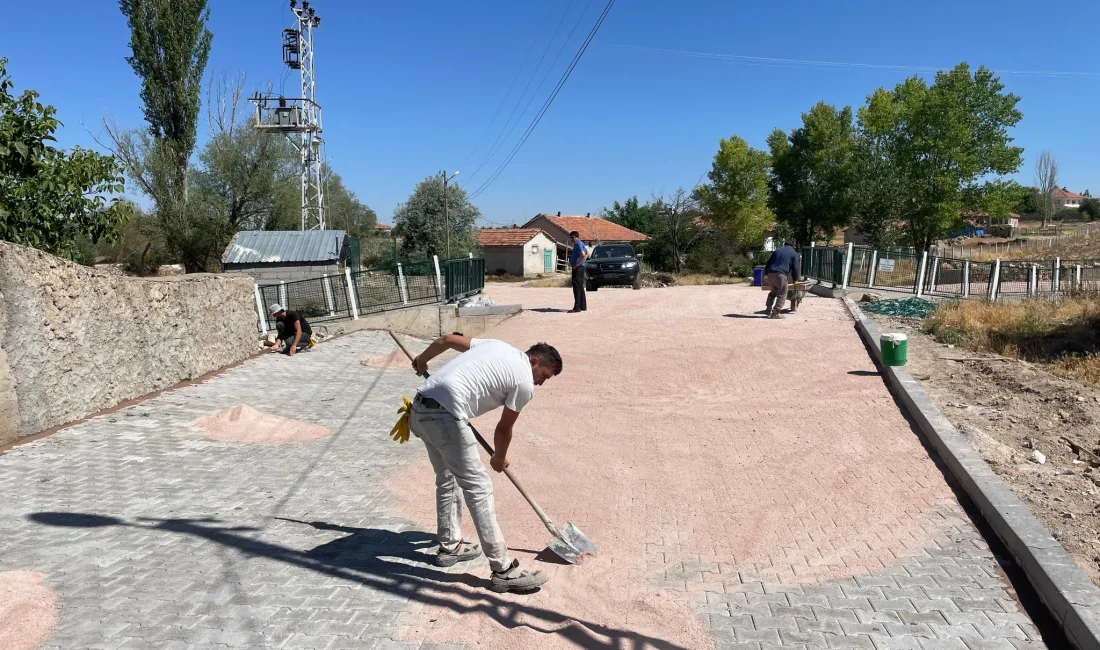 Sırçalı Belediyesi, kasabadaki bozuk yollar ve kilit parke taşlarını yenilemek