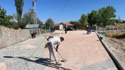 Sırçalı Belediyesi, kasabadaki bozuk yollar ve kilit parke taşlarını yenilemek