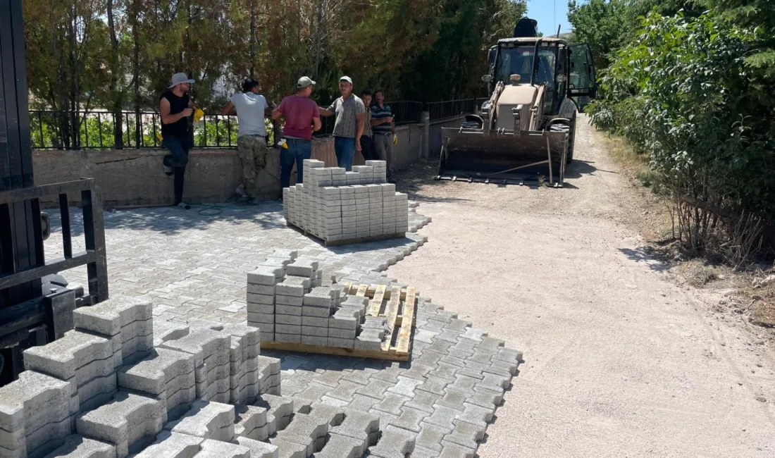 Sırçalı Kasabası’nda ara yolların yapımı devam ederken, belediye çevre temizliği