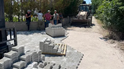 Sırçalı Kasabası’nda ara yolların yapımı devam ederken, belediye çevre temizliği