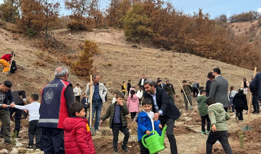 Aydıncık’ta düzenlenen fidan dikimi etkinliğinde, yüzlerce fidan toprakla buluşturuldu. 