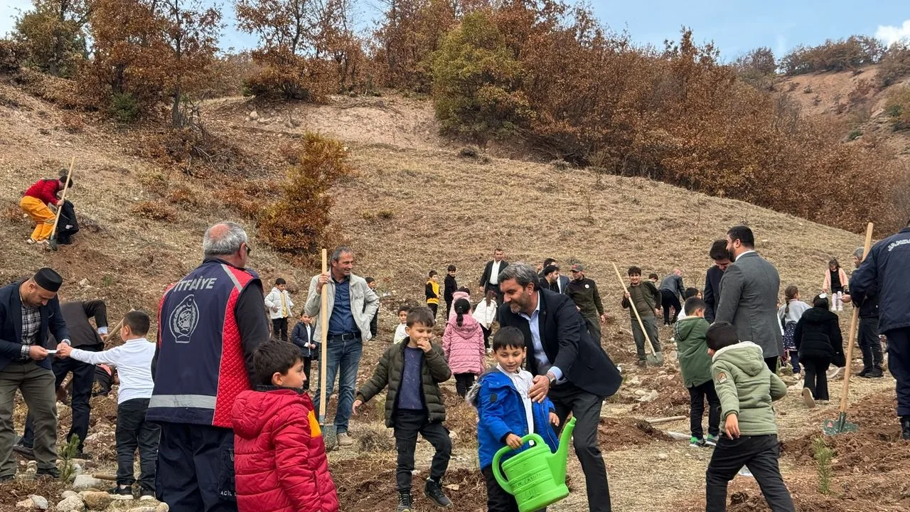 Aydıncık’ta düzenlenen fidan dikimi etkinliğinde, yüzlerce fidan toprakla buluşturuldu. 
