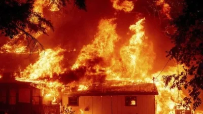 Eskişehir'in Sütlüce Mahallesi'nde çıkan yangında binanın alt katı alevlere teslim