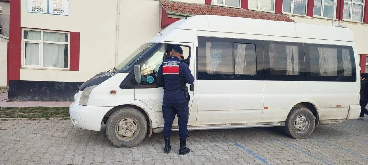 Akdağmadeni ve Kadışehri İlçe Jandarma Komutanlıkları, öğrencilerin güvenli ulaşımını sağlamak