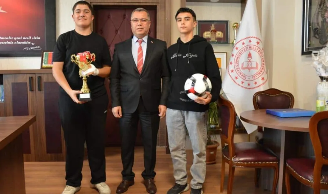 Safirspor Futbol Kulübü'nü kuran öğrenciler Mahmut Salih Dişli ve Yusuf