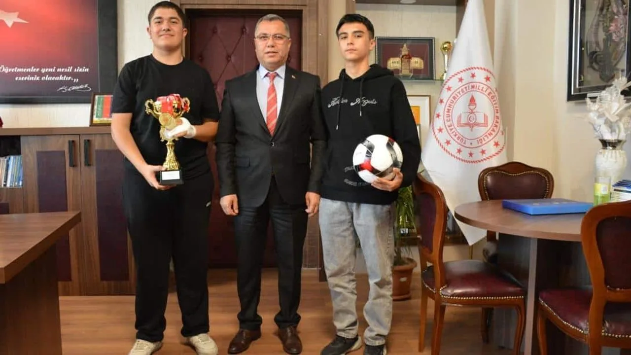 Safirspor Futbol Kulübü'nü kuran öğrenciler Mahmut Salih Dişli ve Yusuf