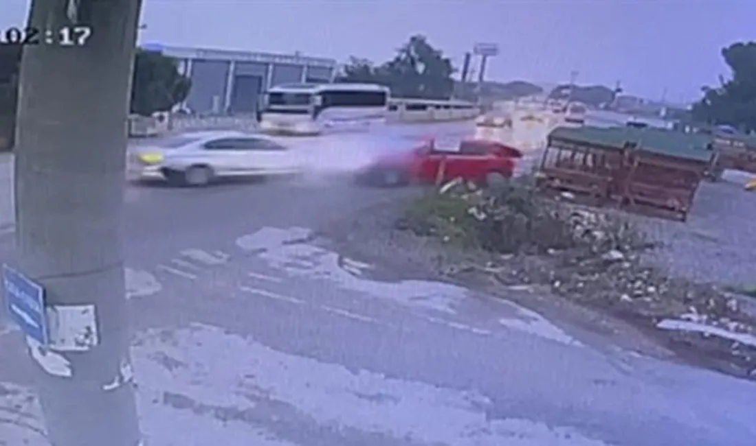 Meydana gelen trafik kazasında 2 kişi hayatını kaybederken, 4 kişi