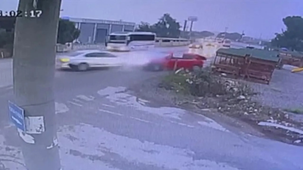 Meydana gelen trafik kazasında 2 kişi hayatını kaybederken, 4 kişi