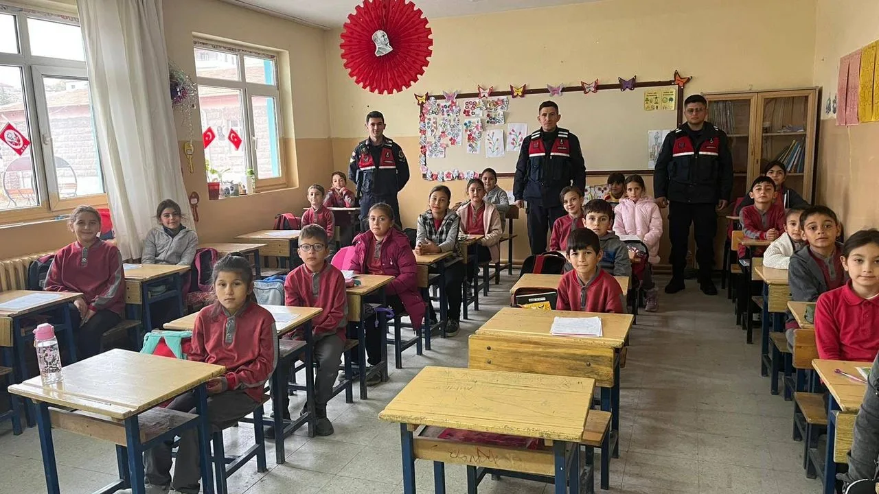 Yenifakılı İlçe Jandarma Komutanlığı, öğrencilerin güvenliğini sağlamak amacıyla okullar ve
