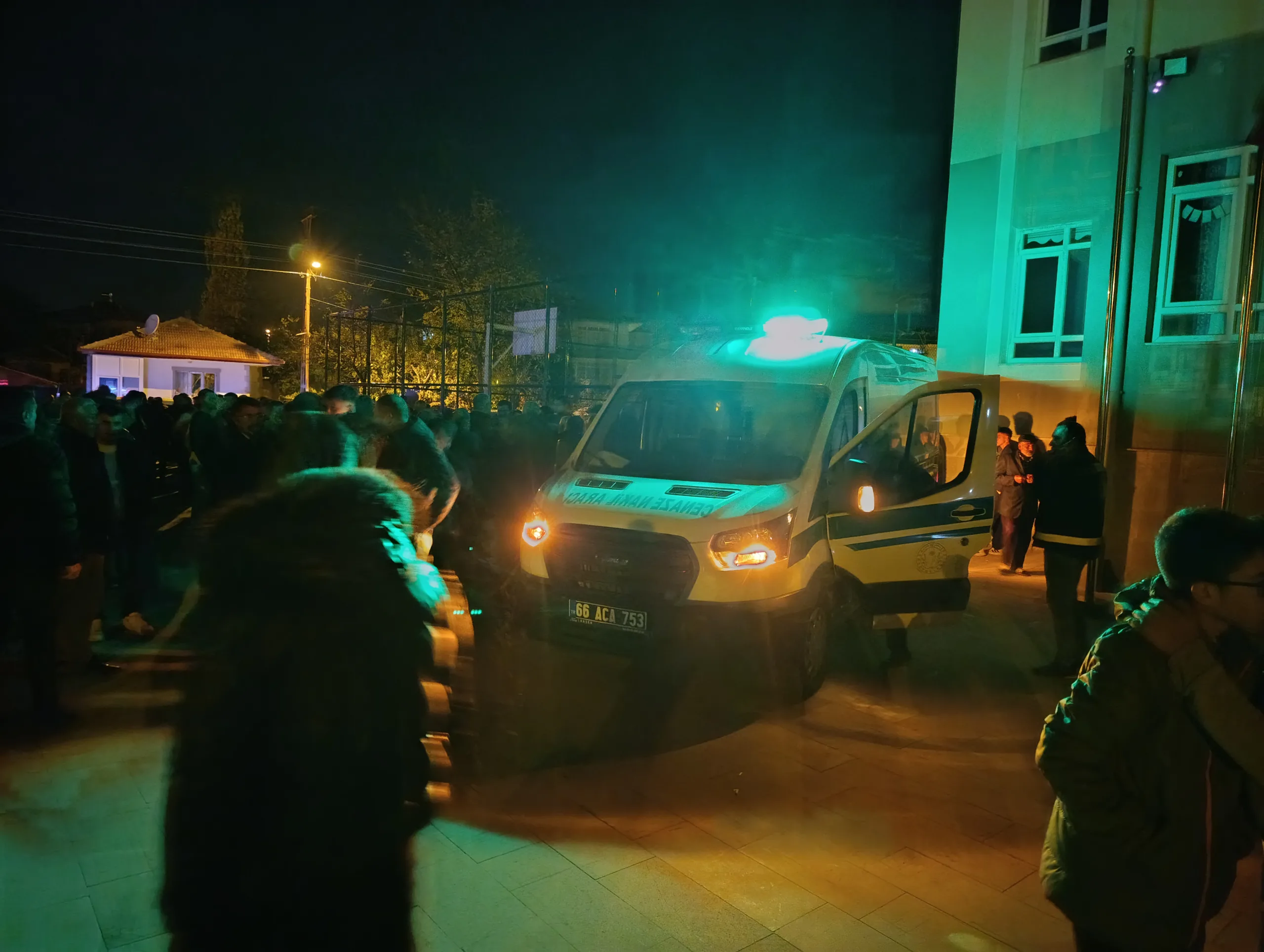 Yerköy İlçesi Gültepe Mahallesi'ndeki okul bahçesinde aniden fenalaşarak yere yığılan