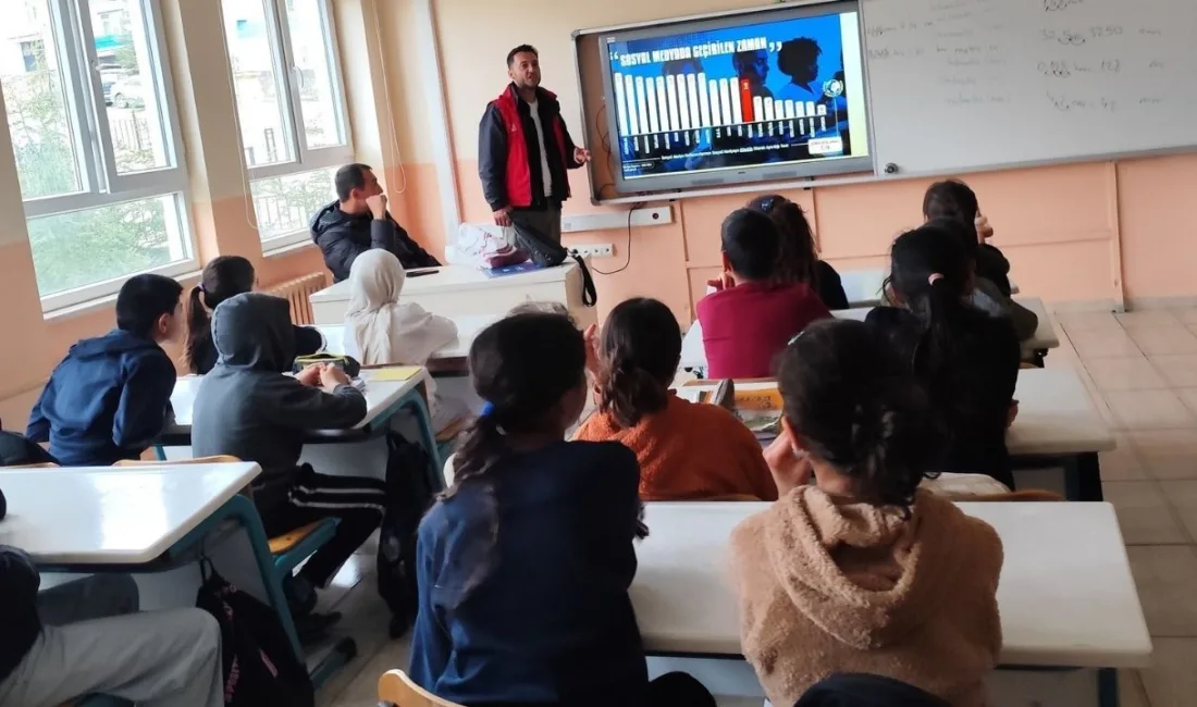 Akdağmadeni Gençlik Merkezi ekipleri, Atatürk Ortaokulu’nu ziyaret ederek öğrencilere "Bilinçli