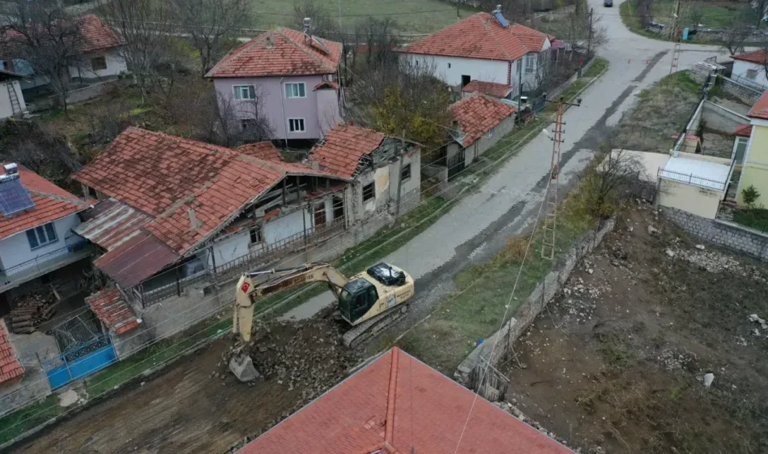Akdağmadeni Belediyesi, kış mevsiminin zorlu hava koşullarına rağmen ilçe genelindeki