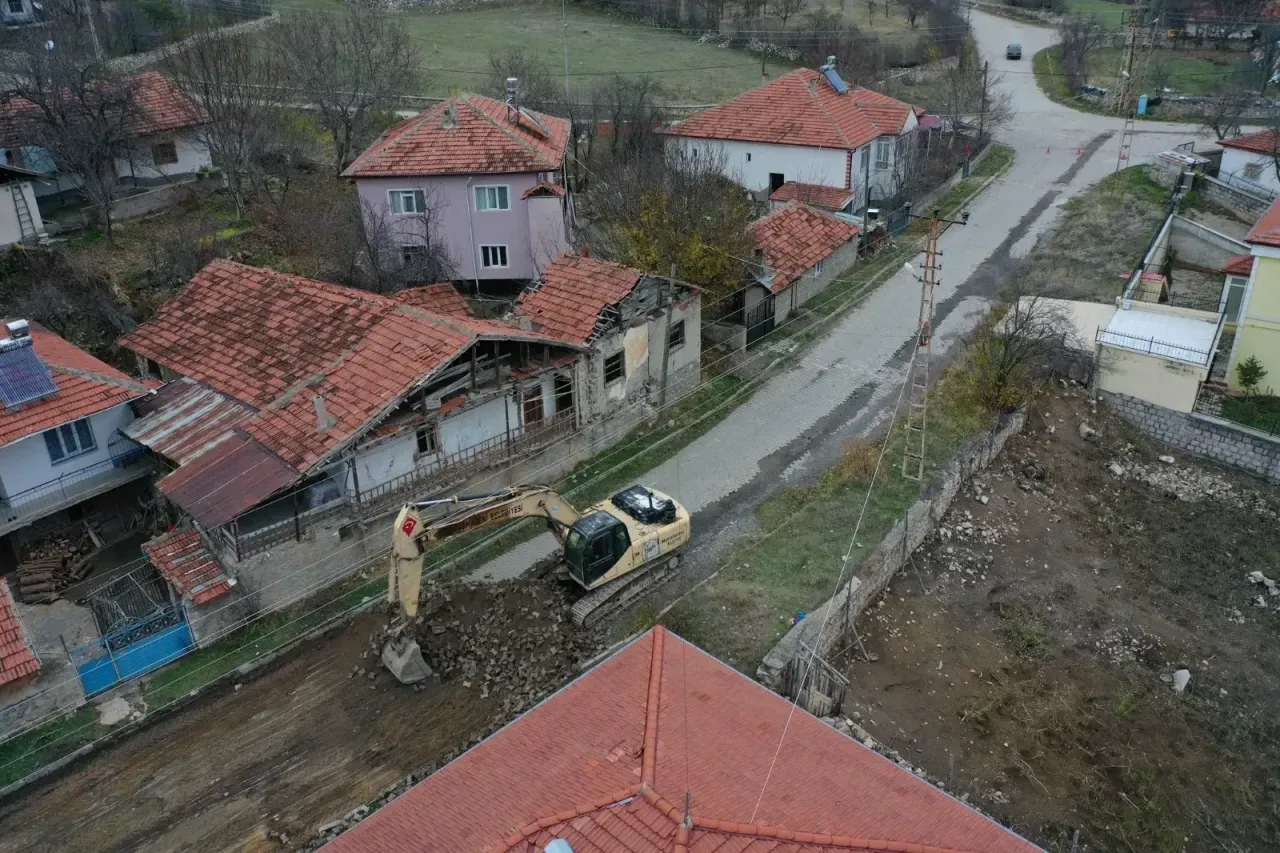 Akdağmadeni Belediyesi, kış mevsiminin zorlu hava koşullarına rağmen ilçe genelindeki