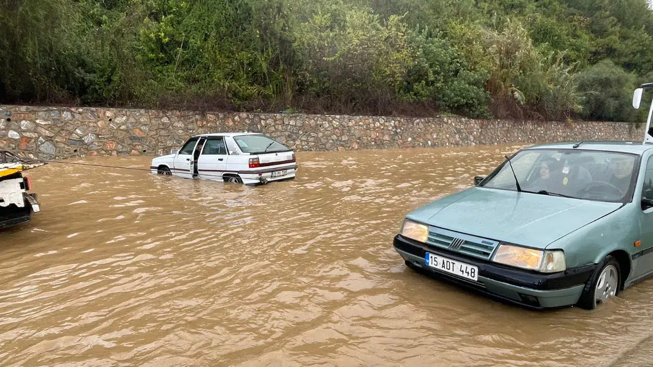 D400 karayolunda bazı araçların mahsur kalmasına neden oldu.  Yolda,