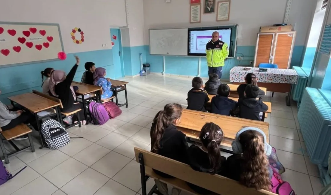 Yozgat’ın Aydıncık ilçesinde jandarma ekipleri, ilkokul ve ortaokul öğrencilerine emniyet