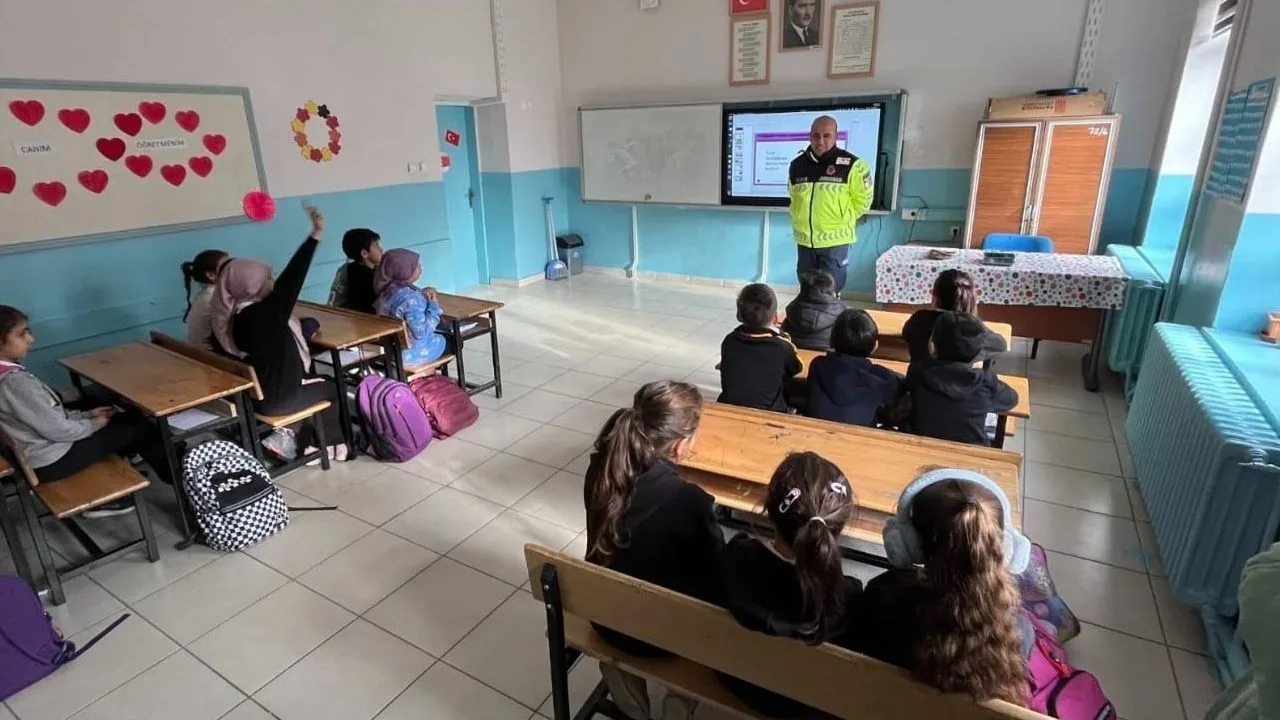 Yozgat’ın Aydıncık ilçesinde jandarma ekipleri, ilkokul ve ortaokul öğrencilerine emniyet