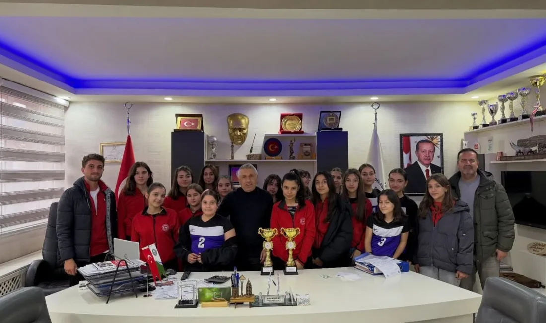 Yozgat’ın Çekerek ilçesinde yer alan Fatih Ortaokulu Voleybol Takımı, il