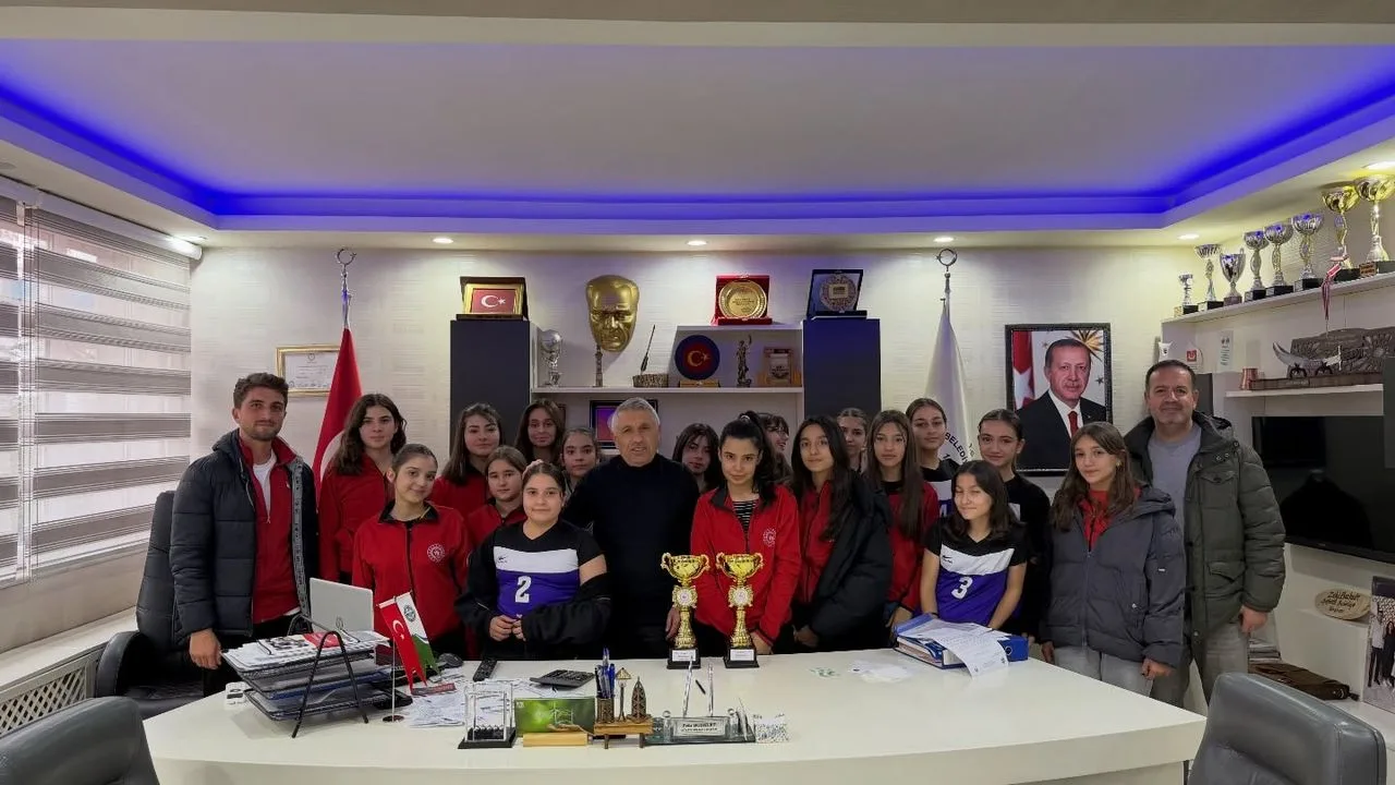 Yozgat’ın Çekerek ilçesinde yer alan Fatih Ortaokulu Voleybol Takımı, il