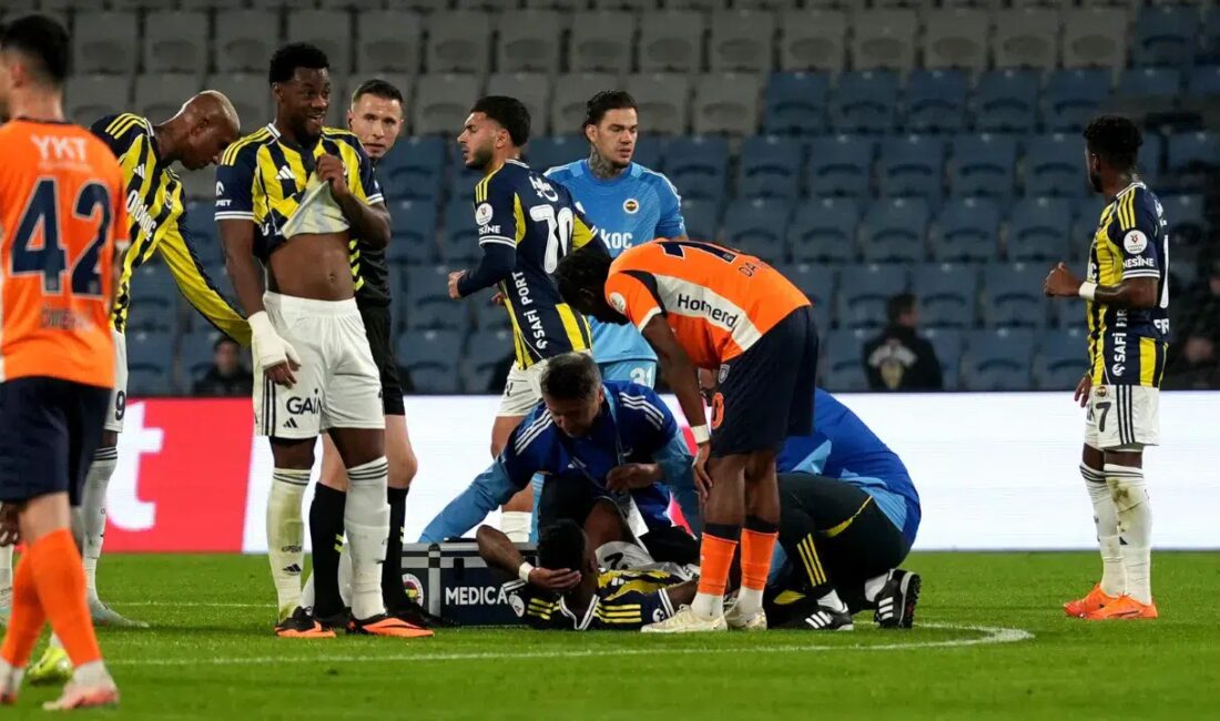 Fenerbahçe, RAMS Başakşehir karşılaşmasında sakatlanarak oyundan çıkan Nelson Semedo'nun sağ