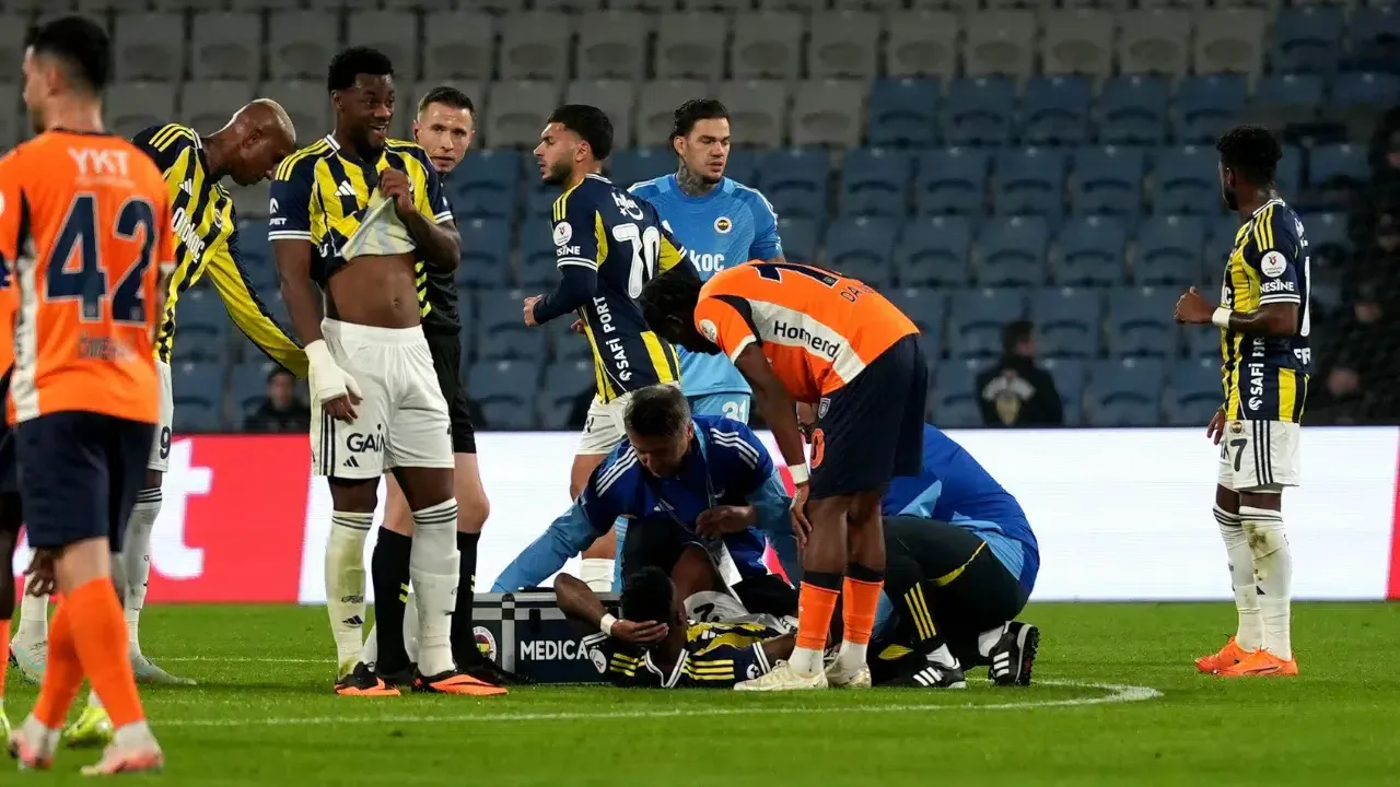 Fenerbahçe, RAMS Başakşehir karşılaşmasında sakatlanarak oyundan çıkan Nelson Semedo'nun sağ