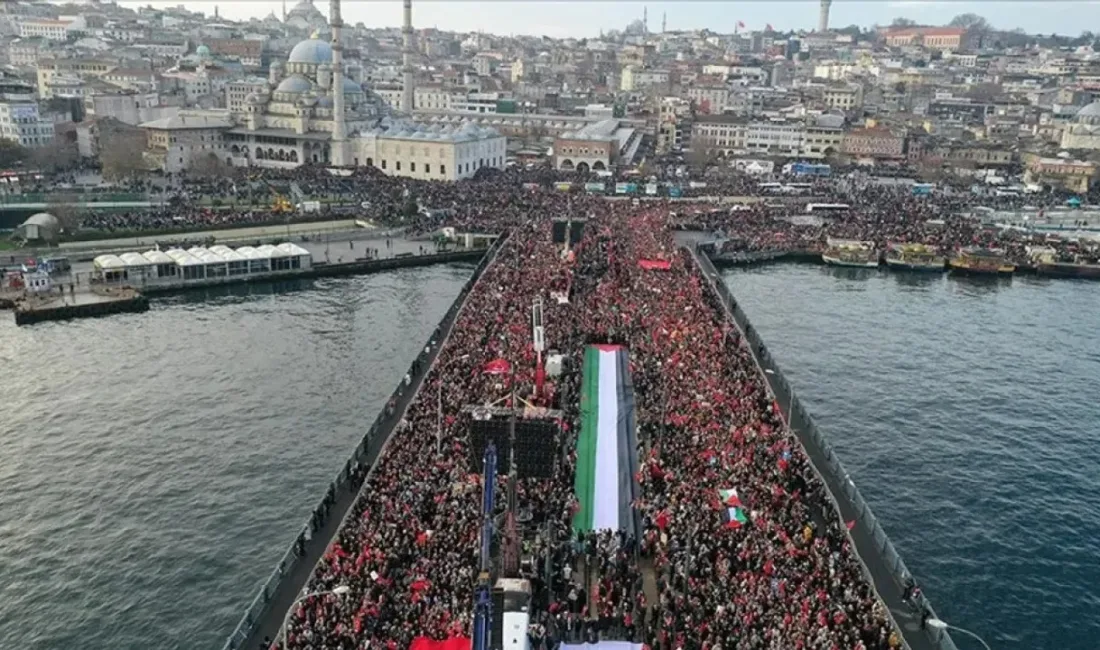 1 Ocak'ta Galata Köprüsü'nde binlerce vatandaş Gazze için bir araya