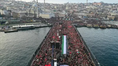 1 Ocak'ta Galata Köprüsü'nde binlerce vatandaş Gazze için bir araya